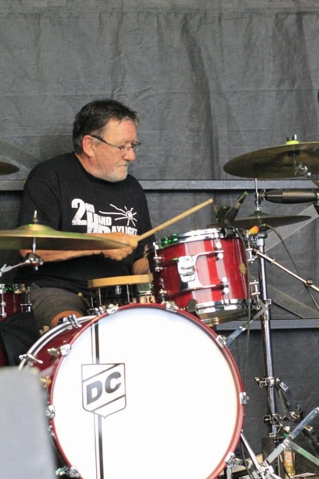 Dave of 2HD performing live